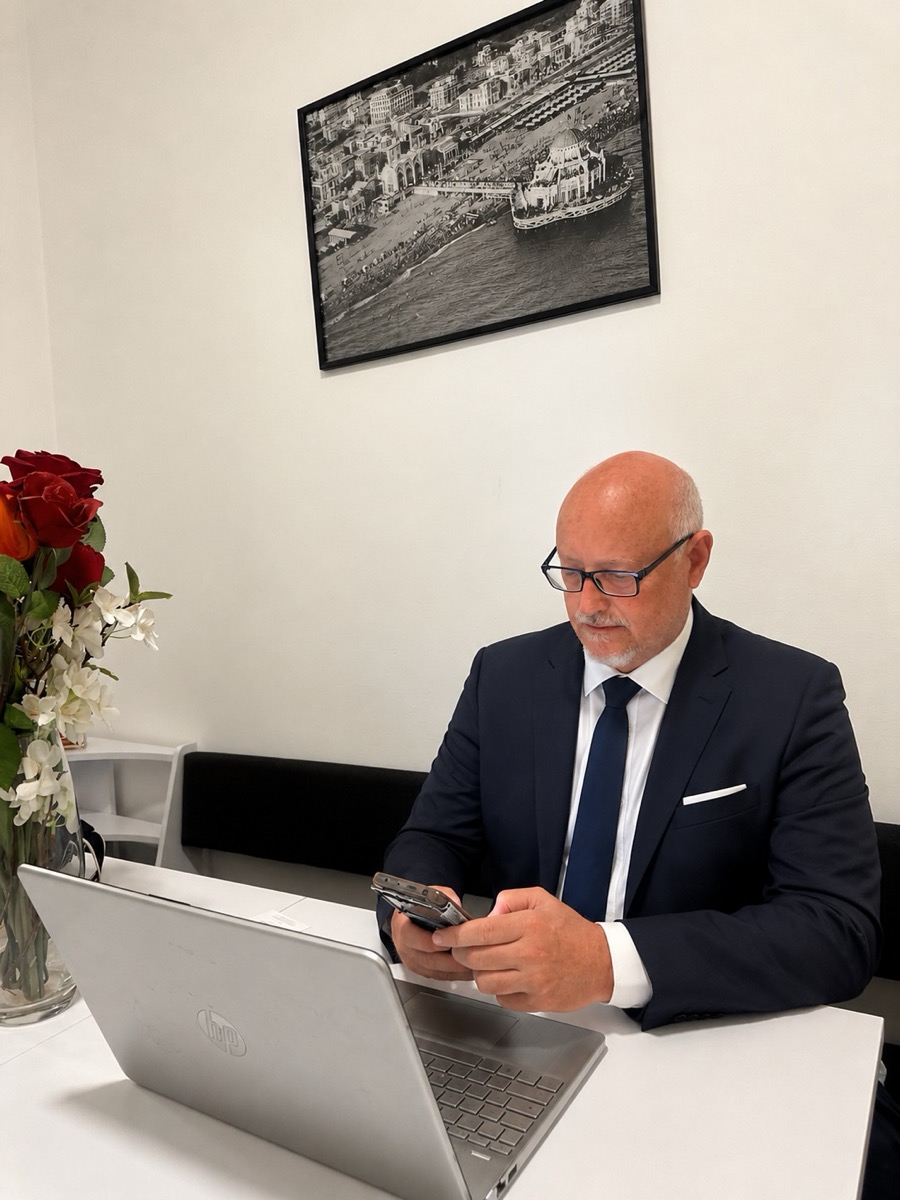 Eugenio Sermoneta al lavoro, in ufficio